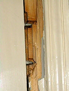 Le cambrioleur attaque la porte du côté des paumelles (gonds).

